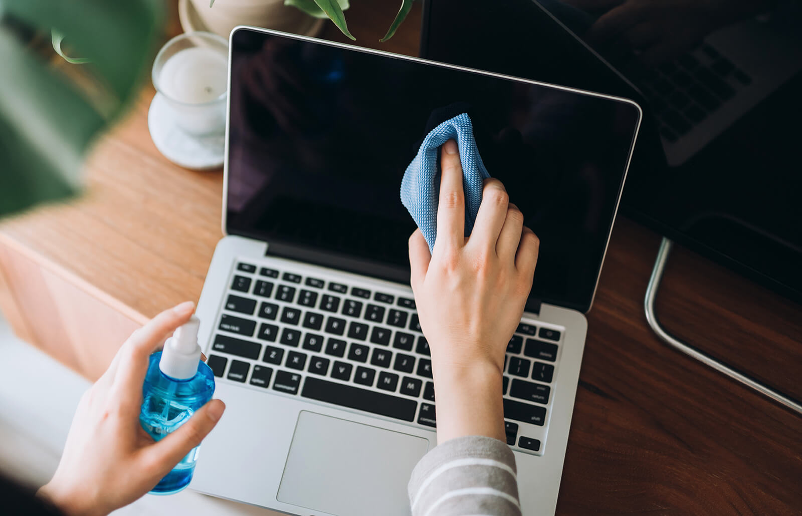 Can You Clean A Computer Screen With Windex 